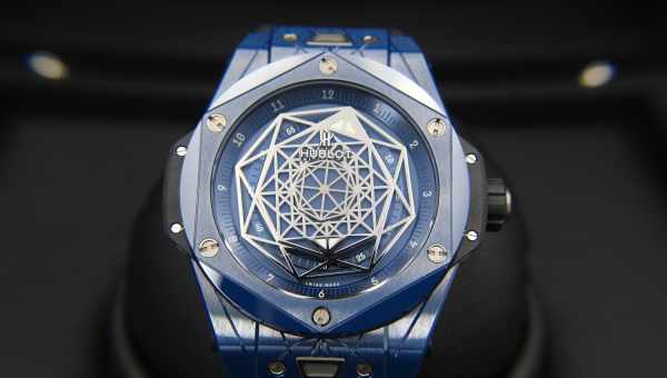 Татуировка на запястье в виде часов Hublot Big Bang Sang Bleu II