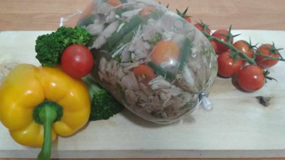 Куриный зельц с овощами в бутылке