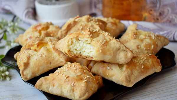 Выпечка "Конвертики счастья" с курицей и моцареллой