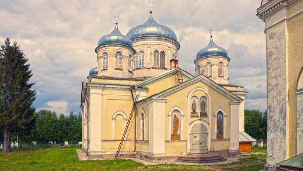 Церковь Михаила Архангела в городе Дно