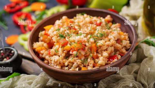 Пестрый гарнир из перловки с овощами