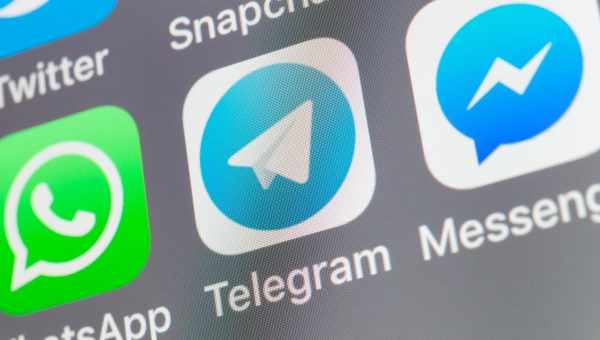 В Telegram для iPhone появились интерактивные эмодзи, новые темы и запись трансляций