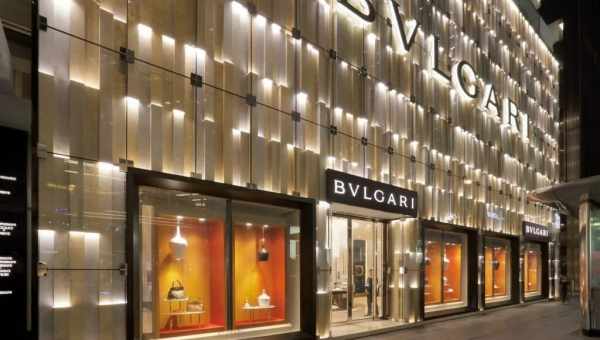 «Зеленый» люкс: фасад магазина Bvlgari создали из переработанного стекла