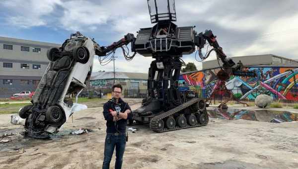 MegaBots: огромный человекоподобный робот избил автомобиль